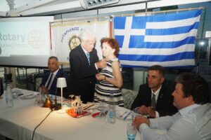 Ο Πρόεδρος Κώστας παραδίδει το σήμα του Προέδρου στην Μαγδαληνή