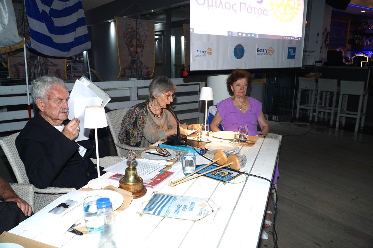 Ο Πρόεδρος, Ομ. Καθηγητής Κώστας Χρυσανθόπουλος, η κα. Κική Φαρμάκη στο μικρόφωνο και η Γραμματεύς κα. Μαγδαληνή Αγραφιώτη