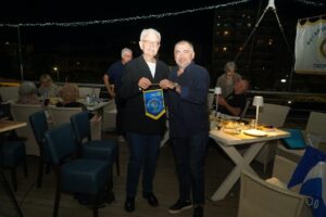 Ο Πρόεδρος Κώστας παραδίδει το σημαιάκι του Ομίλου μας στον ροτ. από το Dubai Samer Shahin