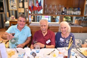 Ο Πρόεδρος της Οργάνωσης Patras-Santa Barbara Sister Cities George Papazacharioudakis, o Gil Garcia, Governor Sister Cities Southern California και Αντιπρόεδρος του ΡΟ Santa Barbara North και η Marti Garcia, μέλος του ΔΣ των Sister Cities of Southern California